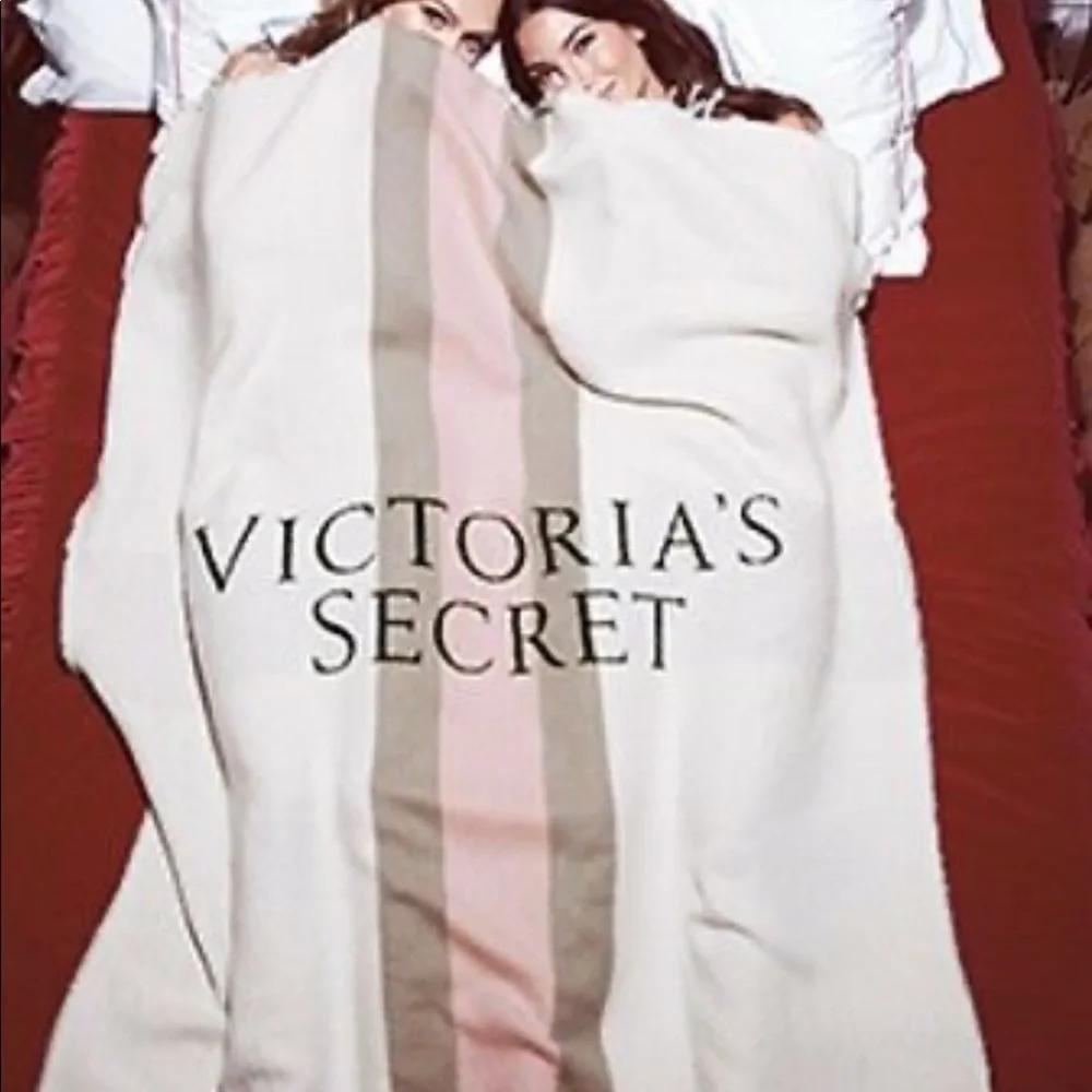 Victoria’s Secret | Fringe Throw Blanket